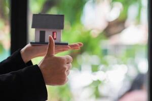 Real estate dealers are introducing home models to help customers make purchase decisions and sign purchases, as well as home and property insurance for the safety of their home and family. photo