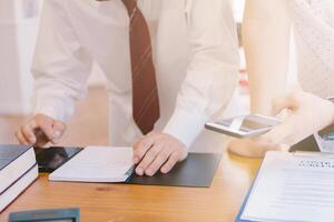 The consulting business is popular for business people who are starting a new business to seek advice in the office or request online consultation from a team of knowledgeable and capable consultants. photo