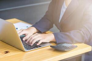 The consulting business is popular for business people who are starting a new business to seek advice in the office or request online consultation from a team of knowledgeable and capable consultants. photo