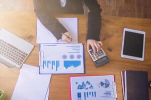The consulting business is popular for business people who are starting a new business to seek advice in the office or request online consultation from a team of knowledgeable and capable consultants. photo