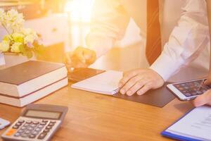 The consulting business is popular for business people who are starting a new business to seek advice in the office or request online consultation from a team of knowledgeable and capable consultants. photo