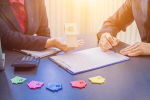 The consulting business is popular for business people who are starting a new business to seek advice in the office or request online consultation from a team of knowledgeable and capable consultants. photo