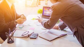 The consulting business is popular for business people who are starting a new business to seek advice in the office or request online consultation from a team of knowledgeable and capable consultants. photo