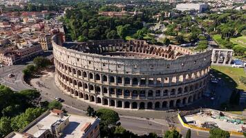 antenne visie van de colosseum in Rome, een van de meest iconisch vraagt zich af van de wereld. de dar is langzaam cirkelen over- de oude amfitheater van de Romeins rijk. Rome, Italië video