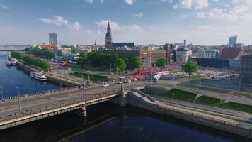 riga rimi Marathon- 2024. Antenne Aussicht auf Menge von Menschen Laufen durch das Stadt während Marathon- Fall. Start auf das Damm und Menschen Laufen durch das Daugava Fluss und Nieder das Stadt Center. video