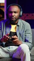 vertical irritado homem gritando depois de perdendo enquanto jogando conectados multiplayer videogame, frustrado de inútil companheiros de equipe. jogador enfurecido depois de recebendo jogos sobre mensagem, chateado com novato amigos, Câmera uma video