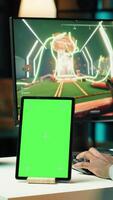 vertical croma chave tábua Próximo para homem jogando Alto fps singleplayer videogame com nave espacial tiroteio lasers. verde tela dispositivo perto jogador usando mira para bater alvos dentro sf jogos video