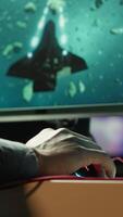 vertical homem às casa usando nuvem jogos serviço para jogar exigente Ciência ficção videogame em pc. jogador desfrutando Alto qualidade jogo, transmissão isto on-line, vôo nave espacial, Câmera uma video