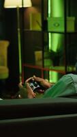 vertical homem jogando divertido nave espacial vôo videogame em ampla inteligente televisão, vestindo fones de ouvido. jogador desfrutando sf videogames jogos em jogos console, pilotagem nave espacial dentro galáxia usando controle, Câmera uma video