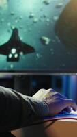 vertical homem às casa usando nuvem jogos serviço para jogar exigente Ciência ficção videogame em pc. jogador desfrutando Alto qualidade jogo, transmissão isto on-line, vôo nave espacial, Câmera b video