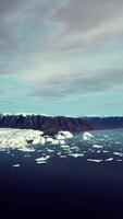 los icebergs flotan en la laguna glaciar video