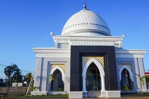 Photo of an elegant white mosque under the blue sky