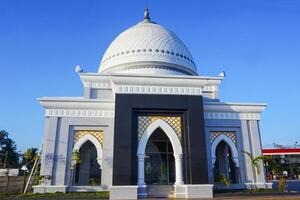 Photo of an elegant white mosque under the blue sky