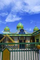 The view of the mosque and its dome can be seen from the front, creating an amazing view photo