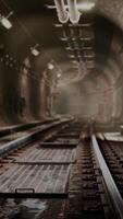 túnel ferroviario vacío cerca de la estación de tren subterráneo video