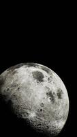 iluminado face do a lua visível a partir de espaço, vertical video