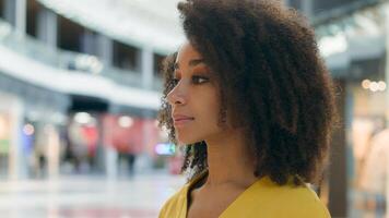 africano americano mujer giro cabeza mirando a cámara sonriente simpático contento alegre Placer hembra niña alegre Encantado compras centro comercial dama estudiante adolescente fin de semana modelo relajado risa positivo cara emoción foto