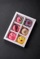 delicioso frío japonés mochi postre con vistoso arroz masa cáscara y Fruta relleno foto