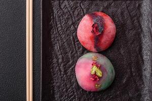 delicioso frío japonés mochi postre con vistoso arroz masa cáscara y Fruta relleno foto