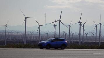 se av vind turbiner alstrande elektricitet. enorm array av gigantisk vind turbiner spridning över de öken- i handflatan fjädrar vind odla, kalifornien video