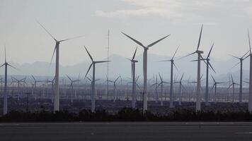 Visão do vento turbinas gerando eletricidade. enorme matriz do gigantesco vento turbinas espalhando sobre a deserto dentro Palma molas vento fazenda, Califórnia video