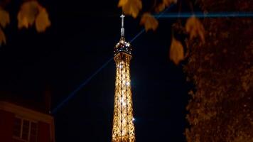 Francia, París - septiembre 10, 2022. brillante eiffel torre. acción. centelleo luces de eiffel torre a noche en París. hermosa ligero representación de torre en París video