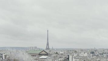 A popular tourist destination. Paris- France, 09.10.2022. Action. Autumn landscape where residential buildings, a bridge, tourists floating on boats and the main attraction of the Eiffel Tower are video