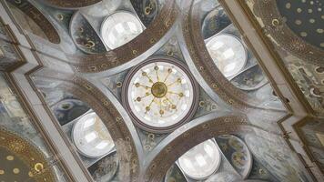 High ceiling. Action. A huge temple with a ceiling decorated with patterns, which is removed from below. video