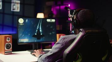 förtvivlad gamer nedslagen efter förlorande i uppkopplad multiplayer TV-spel, varelse besegrade förbi rivaler. man sätta händer på huvud i frustration efter seende spel över skärm på gaming pc övervaka, kamera b video