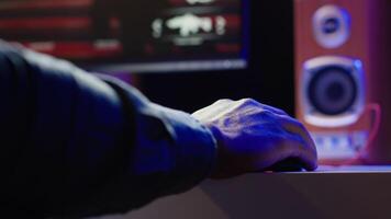 jugador jugando fps ciberespacio videojuegos en ordenador personal monitor utilizando computadora periféricos. cerca arriba Disparo de hombre utilizando teclado y ratón, jugando en línea juegos en computadora a escritorio, teniendo divertido, cámara un video