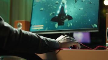 man på Hem använder sig av moln gaming service till spela krävande vetenskap fiktion TV-spel på st. gamer njuter hög kvalitet spel, strömning den uppkopplad, flygande rymdskepp, kamera en video