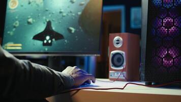 Mens Bij huis gebruik makend van wolk gaming onderhoud naar Speel veeleisend wetenschap fictie videogame Aan pc. gamer genieten van hoog kwaliteit spel, streaming het online, vliegend ruimteschip, camera b video