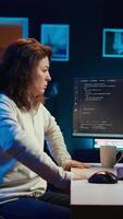 vertical programador fazendo Programas qualidade garantia, alongamento braços atrás costas depois de lendo fonte código, sentindo-me cansado. isto especialista leva pausa a partir de trabalhos para relaxar músculos depois de inspecionando codificação, Câmera b video