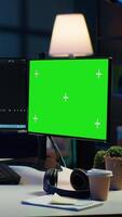 vertical desenvolvedor fazendo Programas depuração em verde tela pc às lar, verificação linhas do código exibido em monitores. isto profissional dentro vivo quarto fixação codificação problemas em brincar computador, Câmera uma video