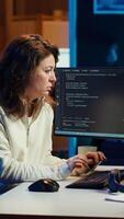 vertical programador fazendo Programas qualidade garantia, alongamento braços atrás costas depois de lendo fonte código, sentindo-me cansado. isto especialista leva pausa a partir de trabalhos para relaxar músculos depois de inspecionando codificação, Câmera uma video