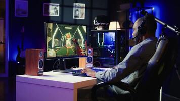 jugador utilizando teclado, ratón y auriculares a jugar primero persona tirador videojuego en ordenador personal, disfrutando ocio tiempo. hombre en vivo habitación utilizando alto tecnología computadora periféricos a destruir enemigos, cámara si video