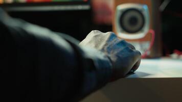 jugador utilizando teclado y ratón a jugar fps un solo jugador videojuego en ordenador personal, disfrutando ocio tiempo. persona en Departamento a noche utilizando alto tecnología computadora periféricos a destruir enemigos, cámara un cerca arriba video