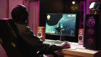 gamer förlorande intensiv enspelarläge rymdskepp arkad tävlings TV-spel, seende spel över skärm på kapabel gaming dator systemet på Hem. man upprörd efter varelse besegrade på svår spel nivå, kamera b video