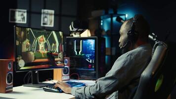 man frustrerad efter tar emot spel över meddelande på dator visa medan spelar Videospel på st. gamer irriterad efter varelse besegrade förbi motsatt spelare i uppkopplad konkurrens, kamera b video