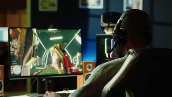 man ansikte palming i främre av dator visa medan spelar Videospel på gaming pc, tar emot spel över. gamer känsla upprörd efter varelse besegrade förbi rival spelare i esports turnering, kamera en video