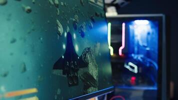 jugador utilizando teclado y ratón a jugar videojuego en juego de azar ordenador personal en neón iluminado departamento. jugador utilizando alto tecnología computadora periféricos a destruir enemigos, relajante a hogar, cámara si cerca arriba video