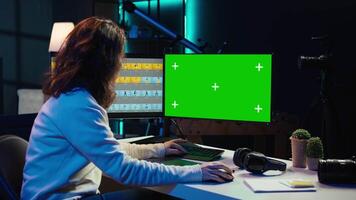 foto editore Lavorando nel indipendente produzione azienda utilizzando verde schermo tenere sotto controllo e grafico tavoletta. fotografo regolazione bianca equilibrio su sovraesposto immagini su modello del desktop computer, telecamera B video
