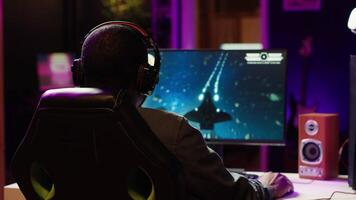 förtvivlad gamer nedslagen efter förlorande i uppkopplad multiplayer TV-spel, varelse besegrade förbi rivaler. man sätta händer på huvud i frustration efter seende spel över skärm på gaming pc övervaka, kamera en video