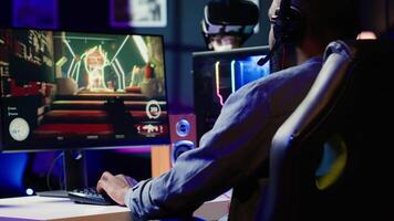 man frustrerad efter tar emot spel över meddelande på dator visa medan spelar Videospel på st. gamer irriterad efter varelse besegrade förbi motsatt spelare i uppkopplad konkurrens, kamera en video