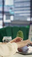 vertical geral diretor trabalhando em financeiro planejamento e fundos alocação, garantindo a companhia Recursos estão usava efetivamente para alcançar máximo lucro e grandes prazo Objetivos dentro escritório. Câmera b. video