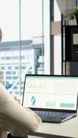 vertical fêmea empreendedor trabalhando em financeiro planejamento e despesas alocação, garantindo a companhia Recursos estão usava efetivamente para alcançar máximo lucro e grandes prazo o negócio Objetivos. Câmera uma. video
