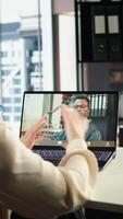 vertical fêmea diretor discute corporativo social responsabilidade em Video chamada, enfatizando a importância do ético práticas e sustentabilidade para o negócio sucesso. consultivo borda reunião. Câmera uma.