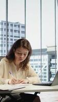 vertical hembra líder con ejecutivo poder firma trabajo contratos y aprobatorio empleados peticiones, diario papeleo Tareas para productividad. autorización para salir solicitud o licencia acuerdo. cámara b. video