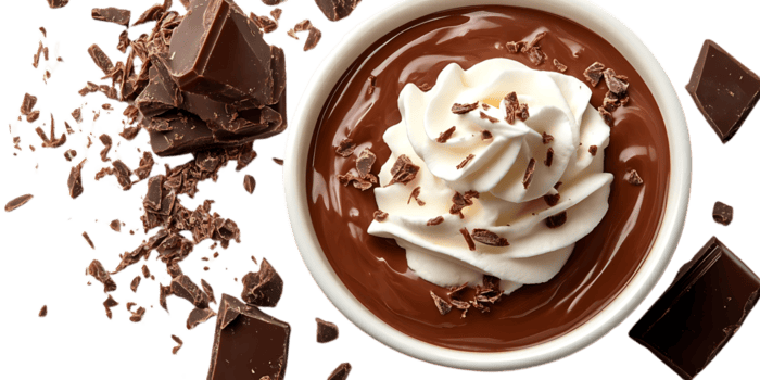 saciar dentro uma delicioso chocolate pudim com açoitado creme e aparas de madeira, uma doce tratar com uma transparente fundo png