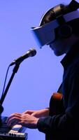 hombre en virtual realidad auriculares jugando teclado y guitarra foto
